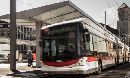 Sankt Galler Bus auf dem Bahnhofplatz an einer Haltestelle